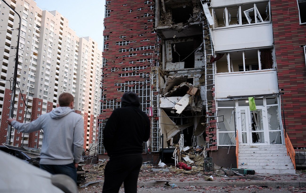 "На землю!": поліцейські показали хвилини після ударів дронів по Києву