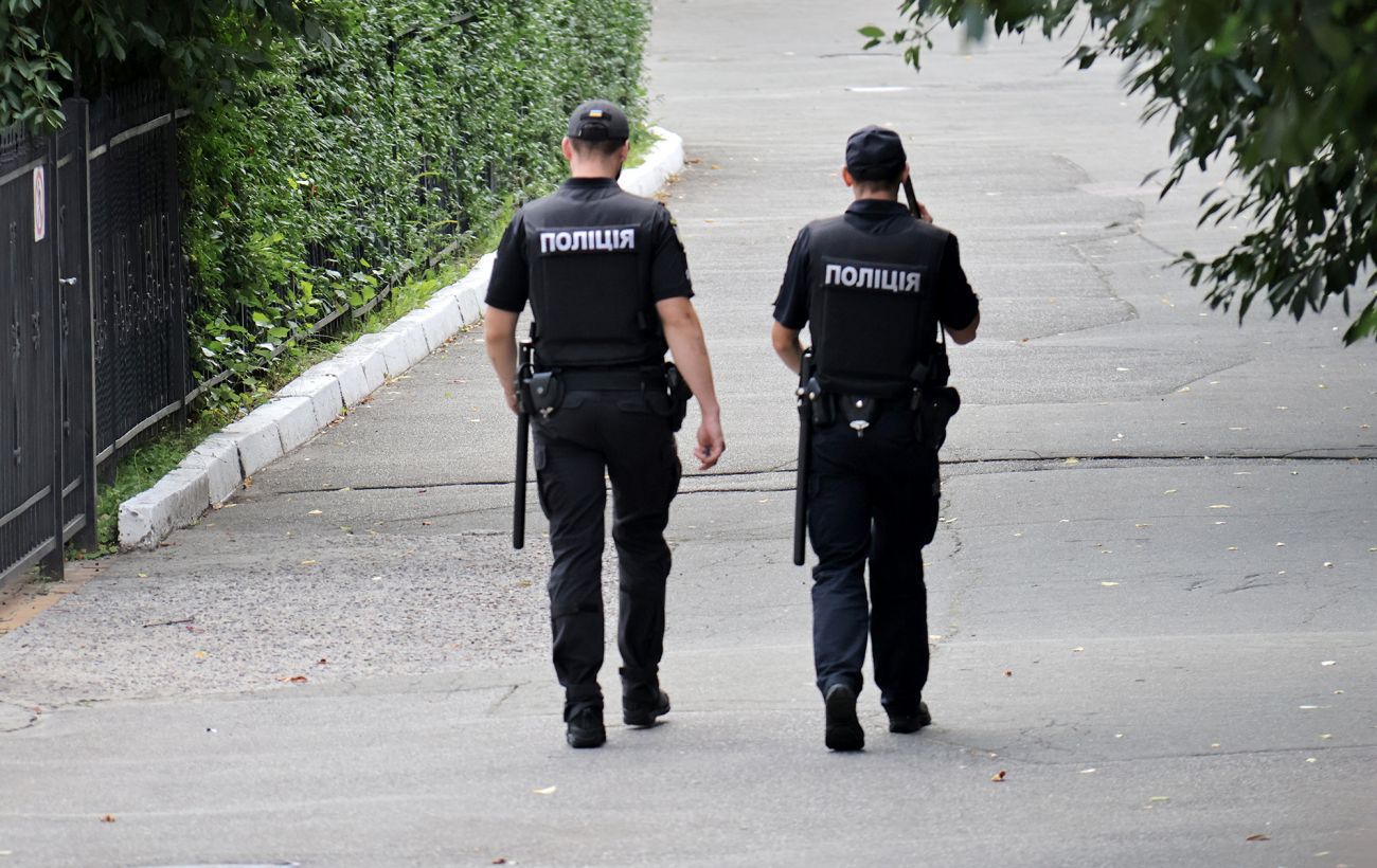 На межі трагедії: у Києві патрульні врятували жінку від непоправного (відео)