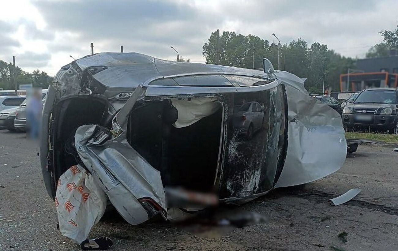У Полтаві авто влетіло в парковку: є постраждалі, сім машин пошкоджено