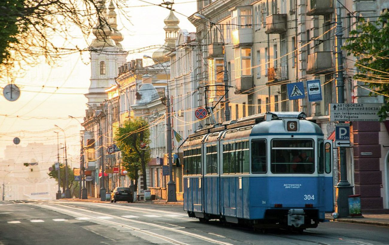 У Вінниці запустили новий формат зупинок: усі види транспорту будуть на одній платформі