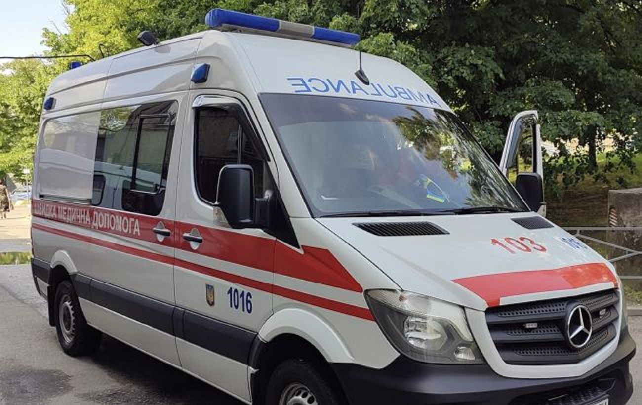 Атака по Києву: пошкоджені "швидкі", які рятували людей