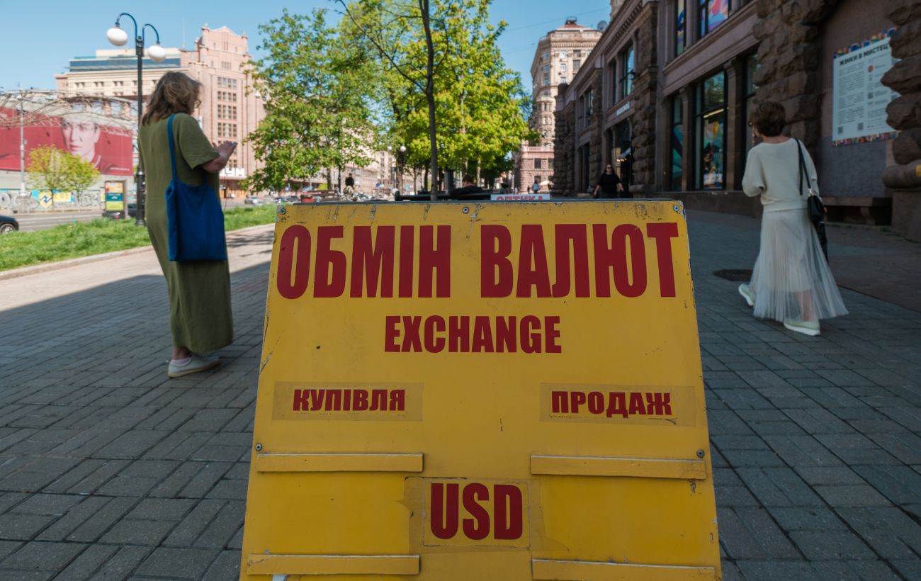Долар пішов угору, євро - дорожче 49 гривень: НБУ встановив офіційні курси