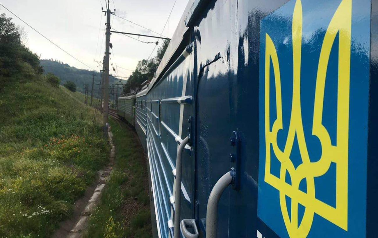 Погана новина для пасажирів: які рейси УЗ сильно запізнюються через негоду (список)