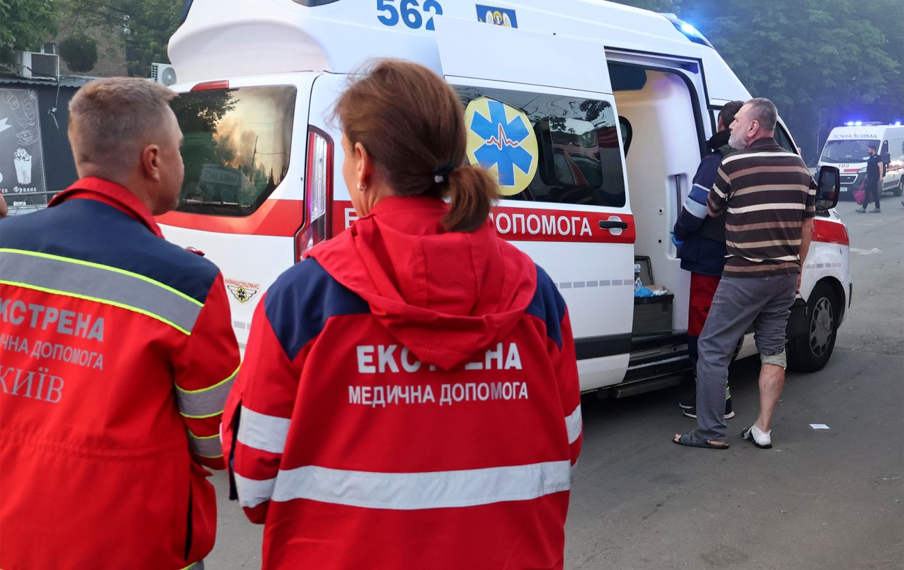 Дерева падають на людей: в Харкові та області з'явилися перші жертви сильної негоди