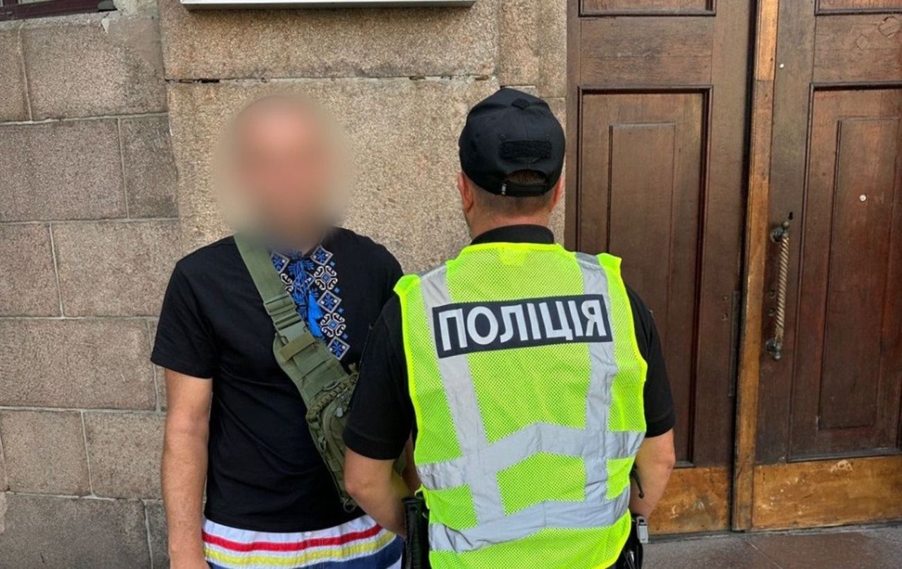 На вокзалі в Харкові чоловік погрожував охоронцю пістолетом: відкрито справу