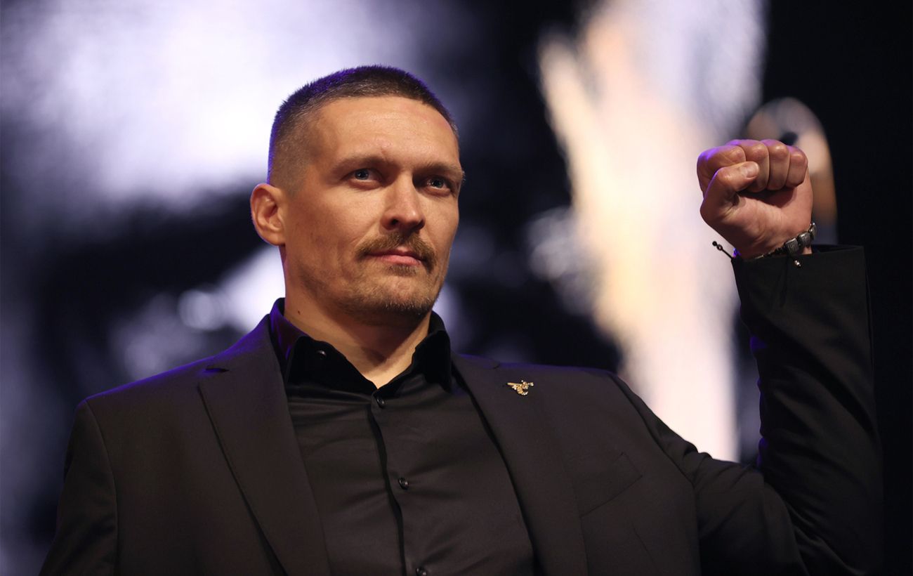 Усик після переможного бою вразив романтичним вчинком: читайте по губах (відео)