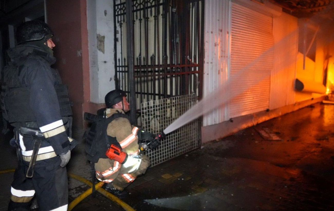 В Одесі горить ринок "Привоз" після атаки РФ: з'явилися фото наслідків