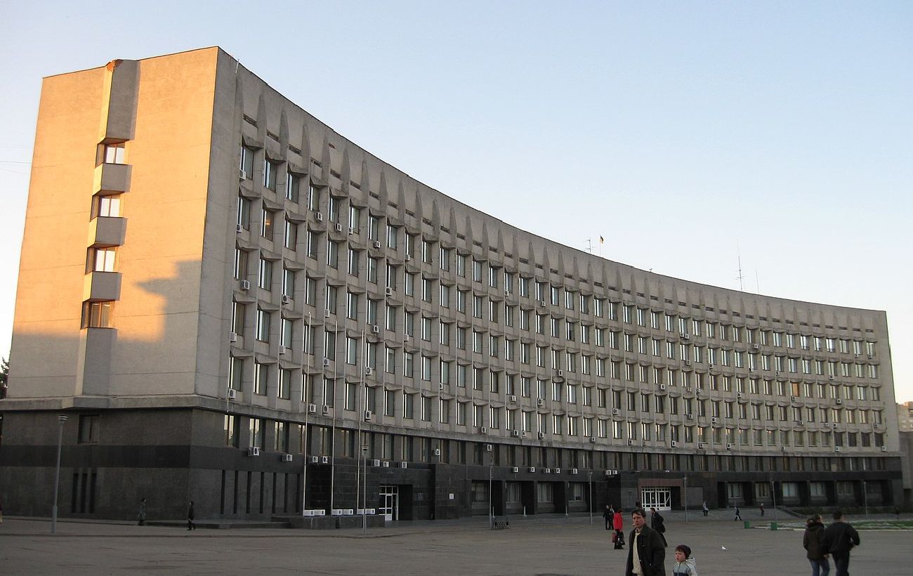 Російський дрон влучив в будівлю Сумської ОВА
