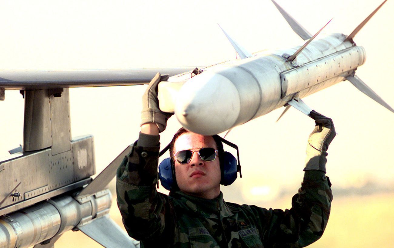 Пентагон замовив велику партію ракет AMRAAM для України та союзників
