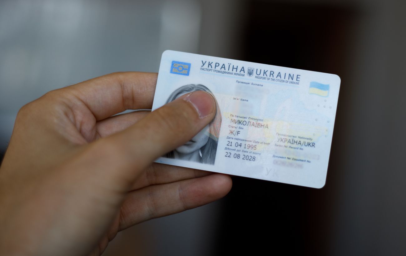 Перший паспорт: у скільки років видають і чи потрібно за це платити