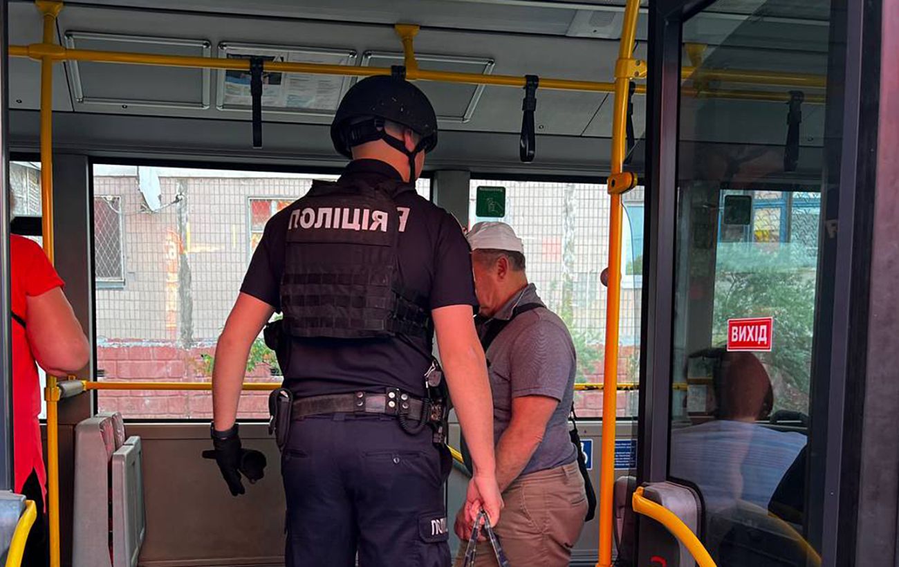 Обстріл автобуса під Херсоном: зафіксовано повторний удар, поранено поліцейських