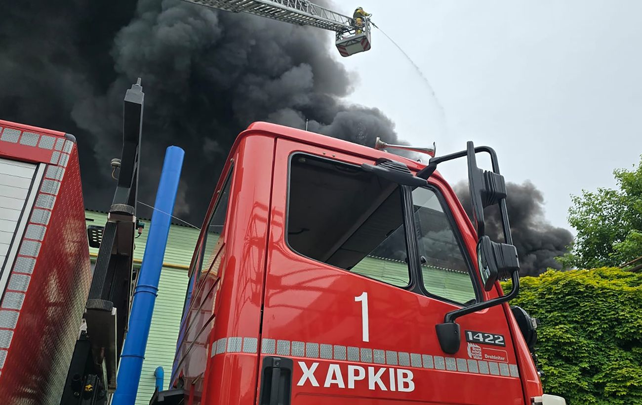 Дрон пробив дах. Як після атаки виглядає "Меблевий лабіринт" у Харкові (фото)