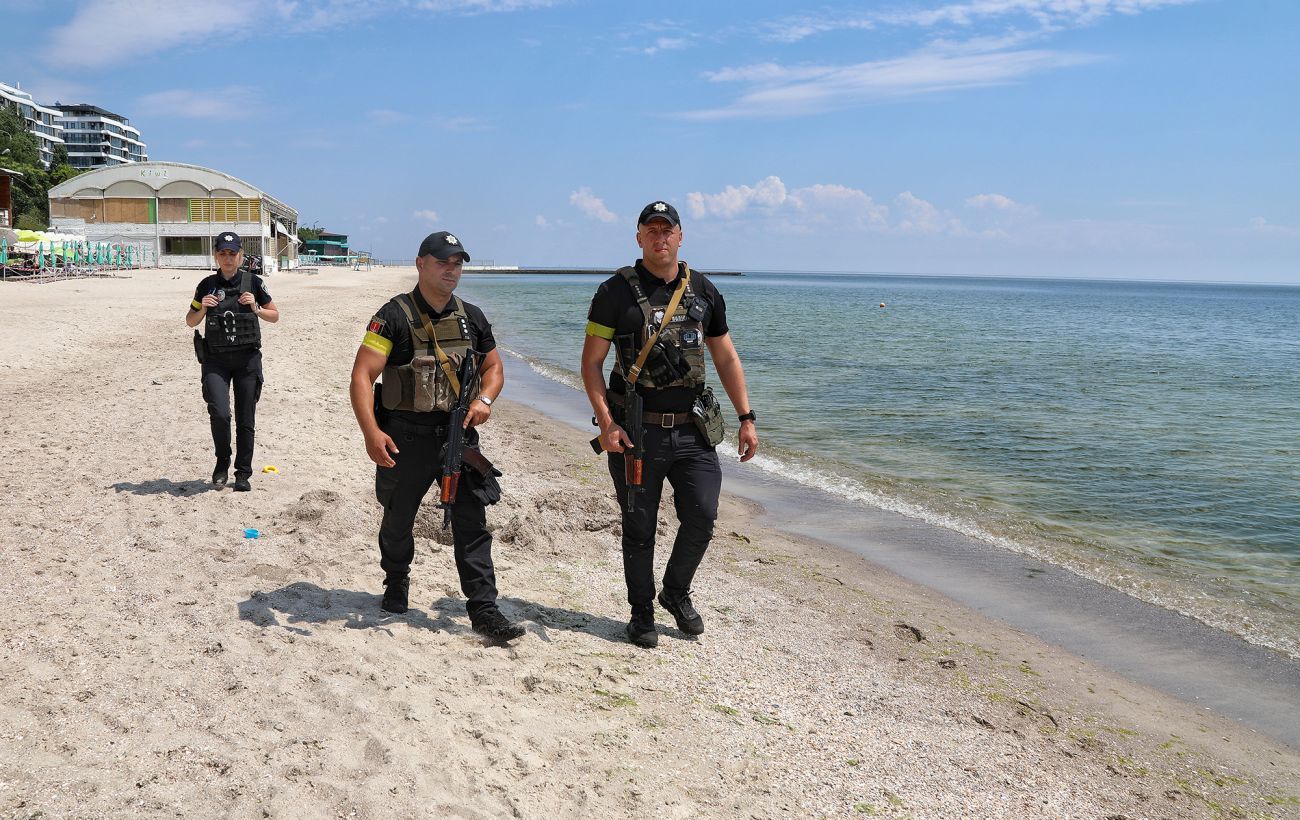На пляжі в курортній Затоці на міні підірвався чоловік