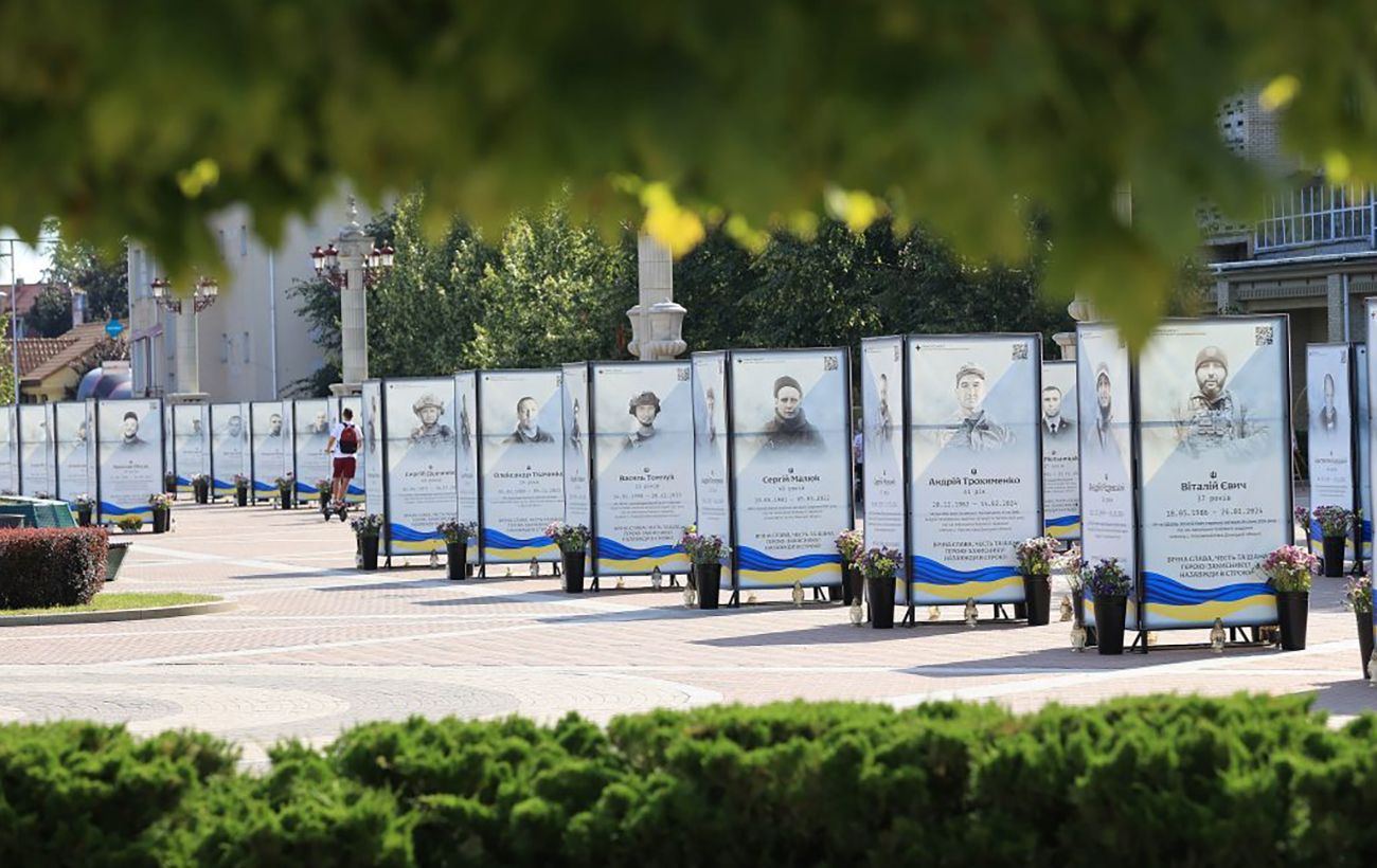 В центрі Ірпеня жінка вчинила наругу над Алеєю пам’яті Героїв