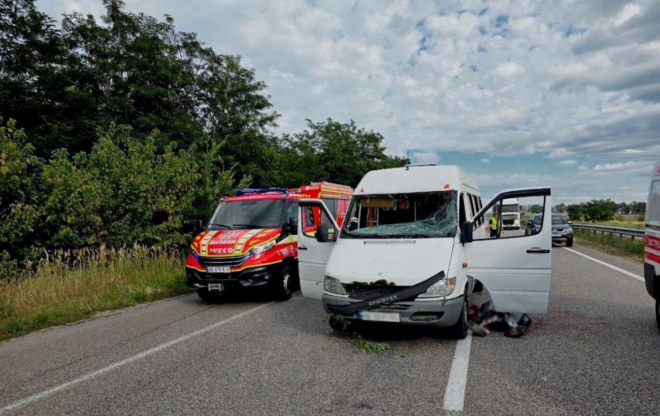 Атака росіян на Дніпропетровщину: в ДСНС показали фото наслідків