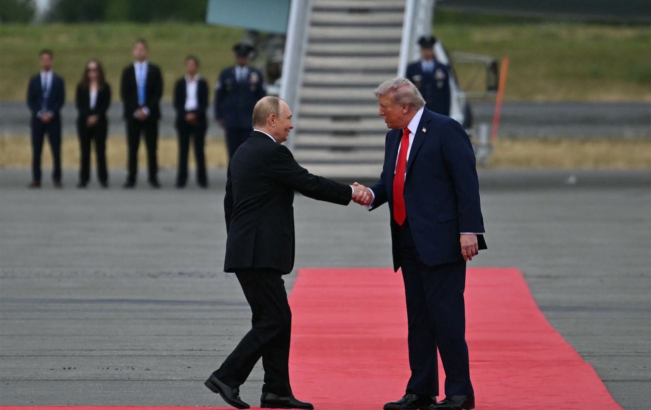 Чи потис Трамп руку Путіну: відео зустрічі