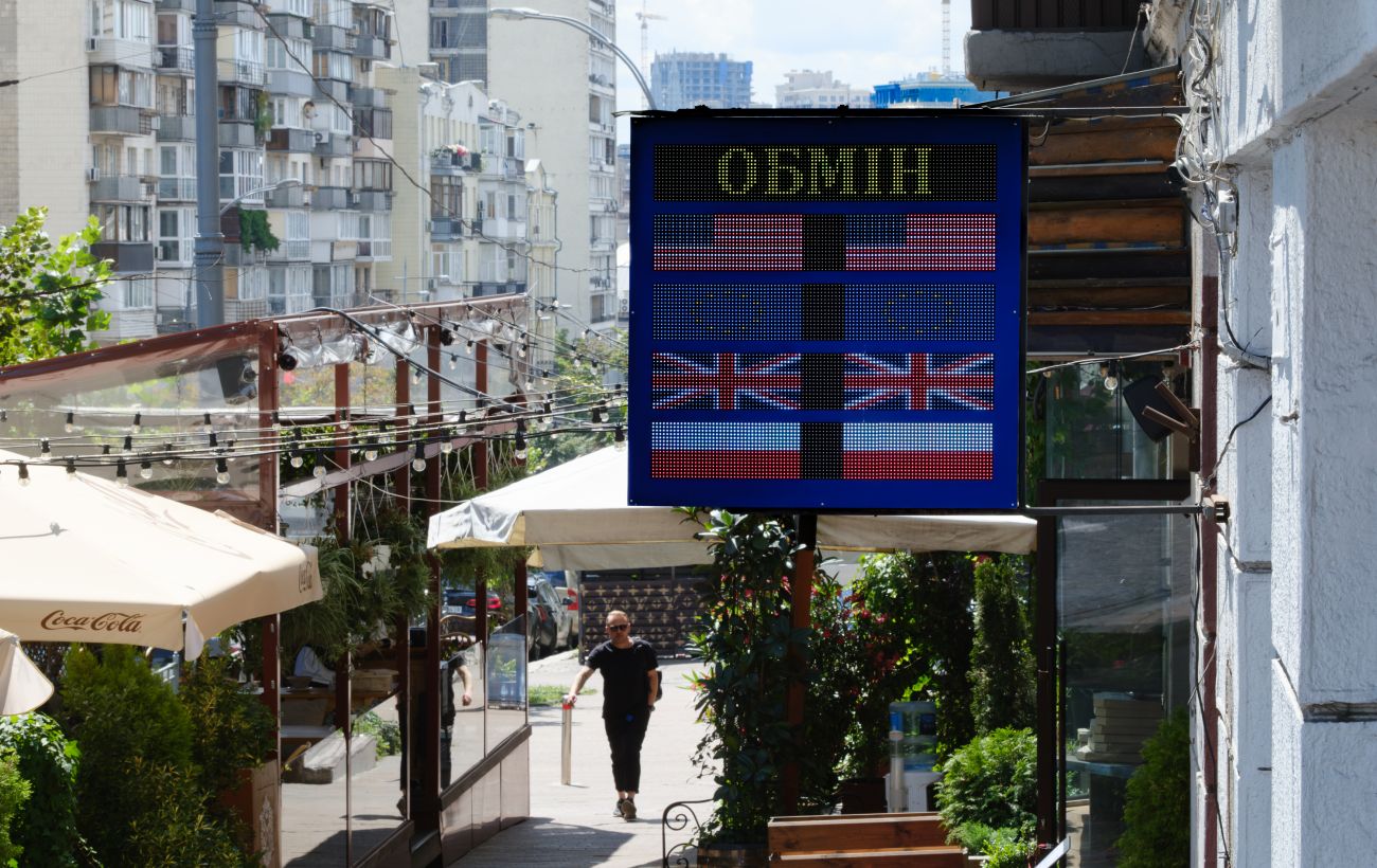 НБУ знизив курс долара до мінімуму з початку квітня, курс євро - нижче 48 гривень