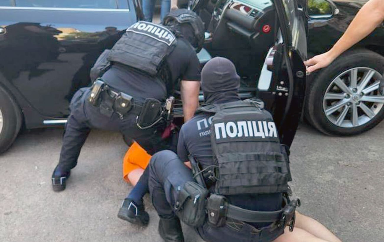 Вимагали гроші та прикраси: злочинці напали на матір військового на Харківщині
