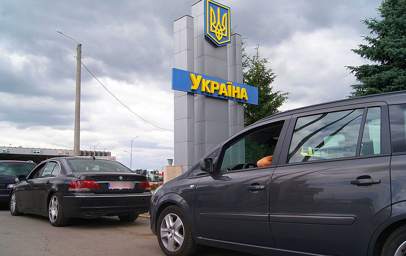 Кількох чоловіків 18-22 років не випустили з України: які головні причини