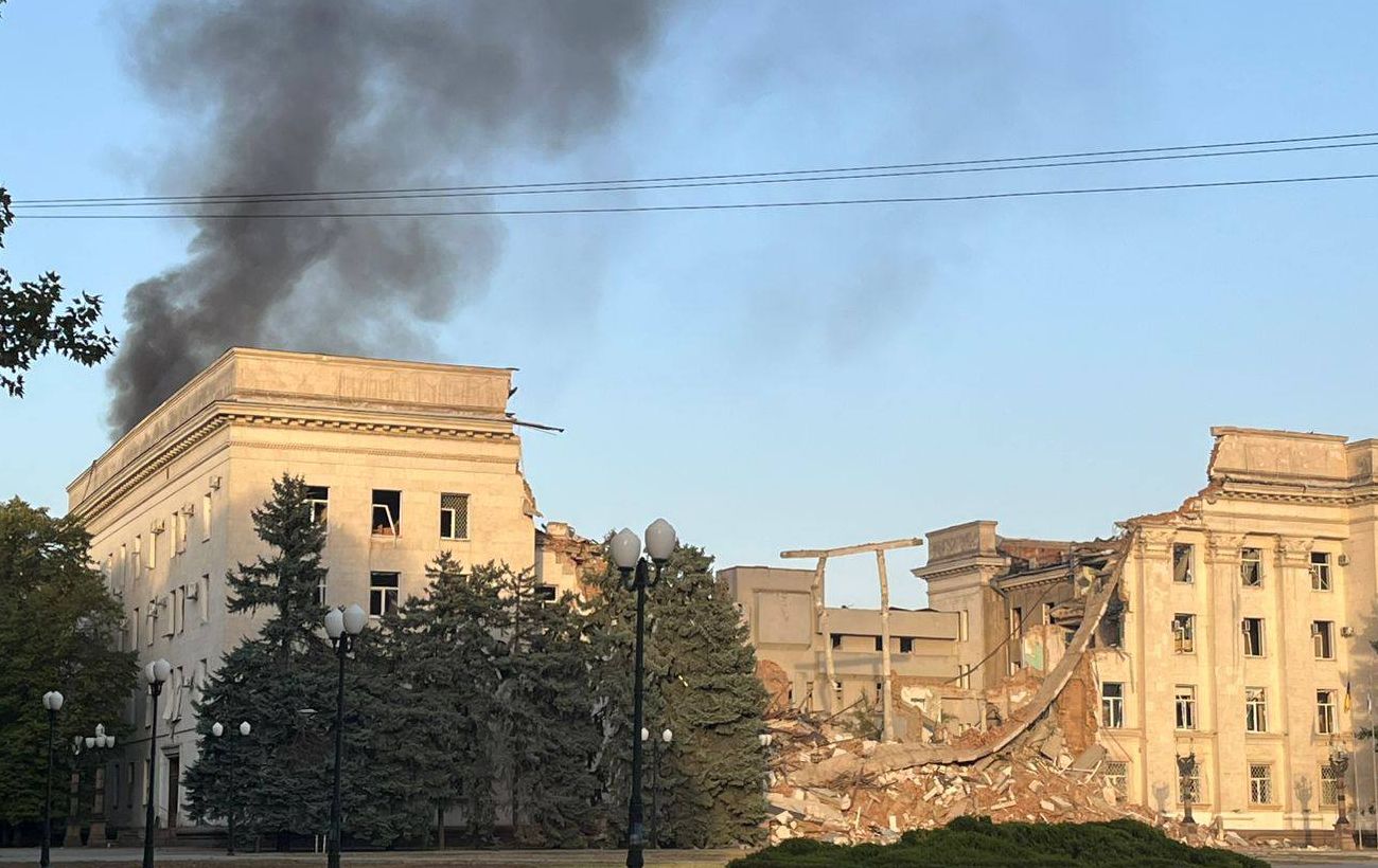 У Херсоні пів доби горіла зруйнована росіянами будівля ОВА (фото)