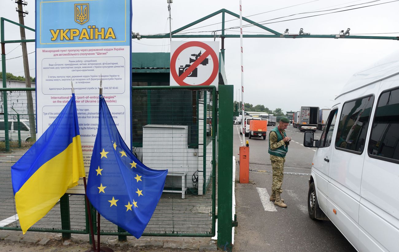 Штампів у паспортах більше не буде: як зміниться в’їзд українців до ЄС з жовтня