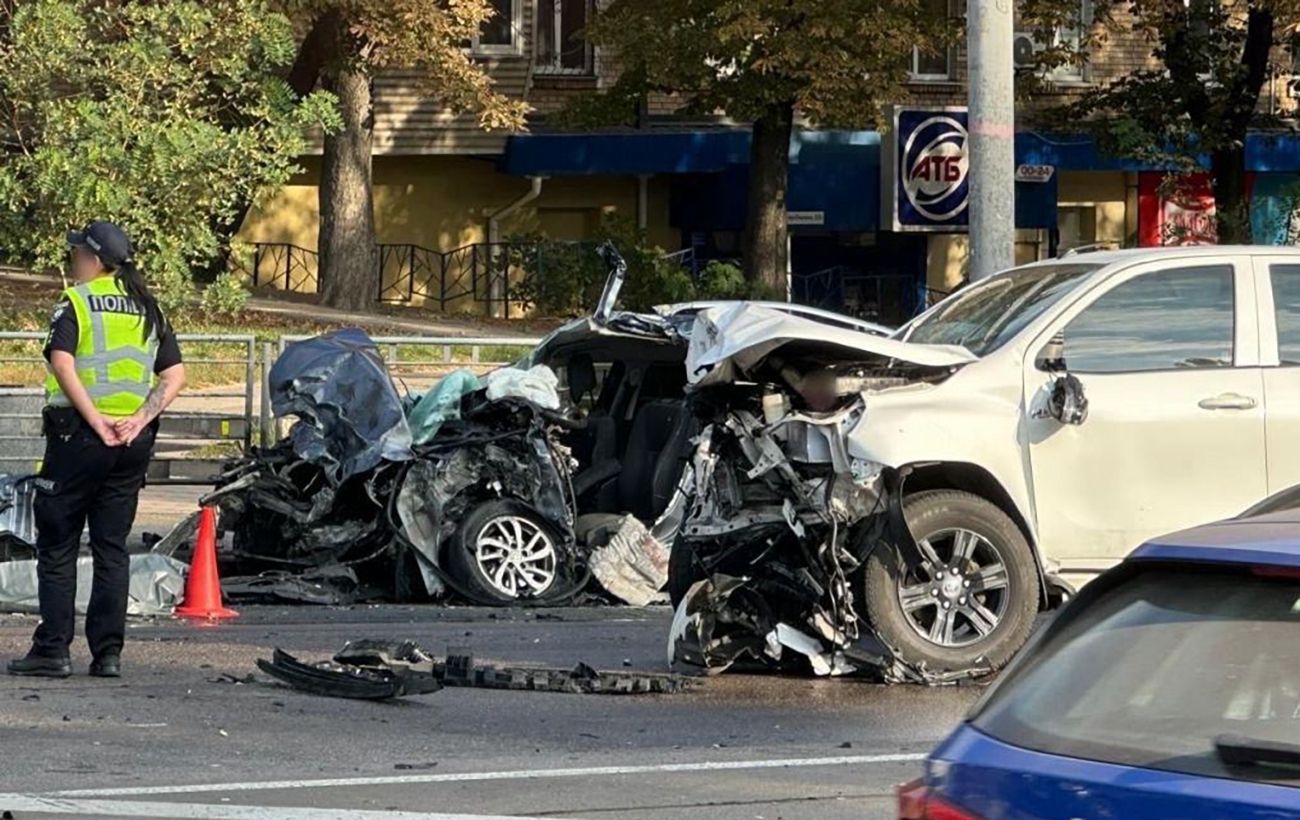 У Києві сталася смертельна ДТП за участі військового авто, загинув поліцейський (фото)