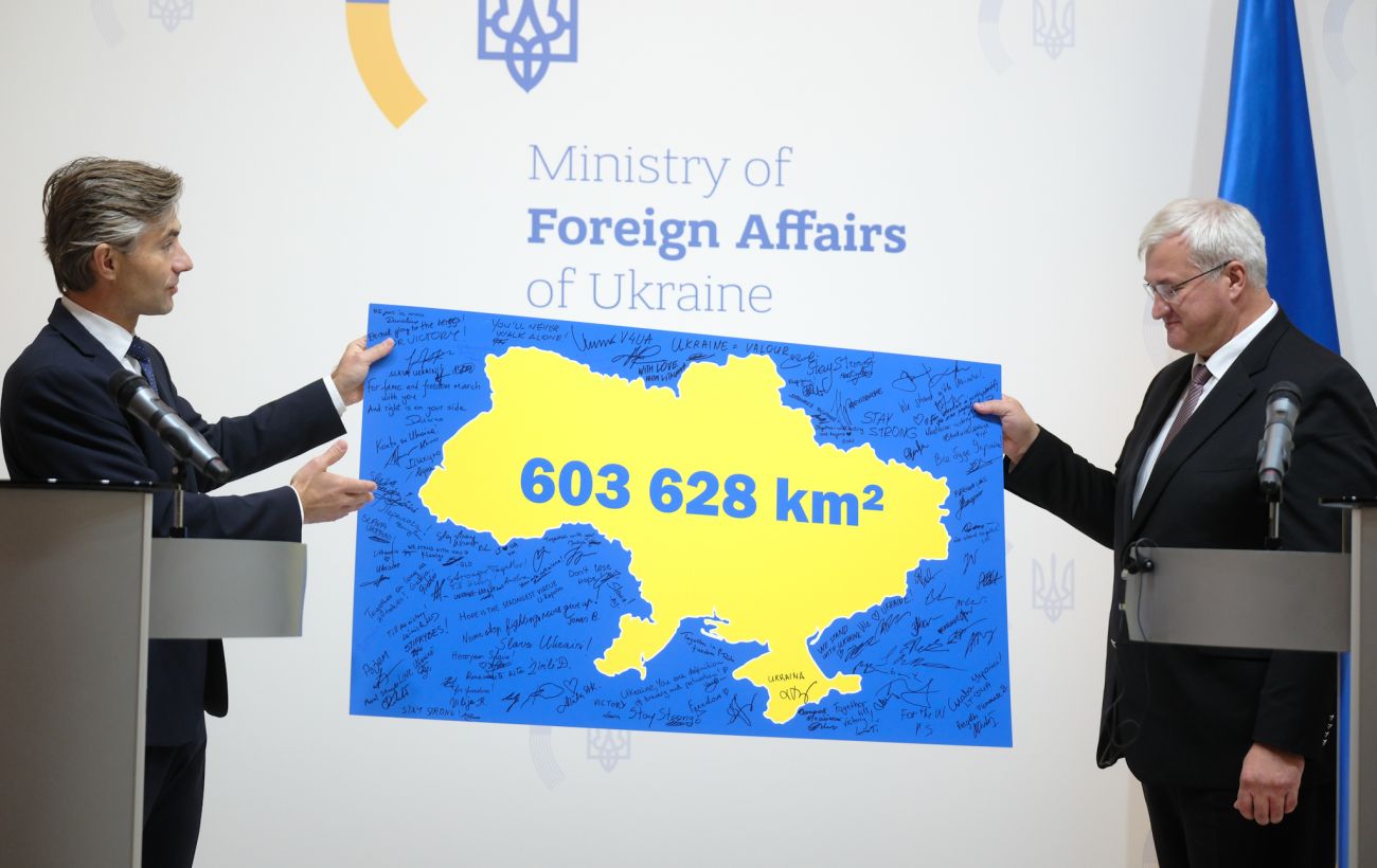 "Найкраща мапа України": глава МЗС Литви передав Сибізі символічний подарунок (фото)