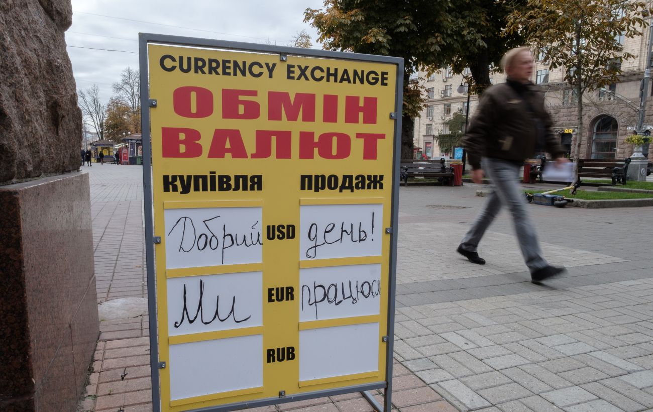 НБУ підвищує курс долара третій день поспіль