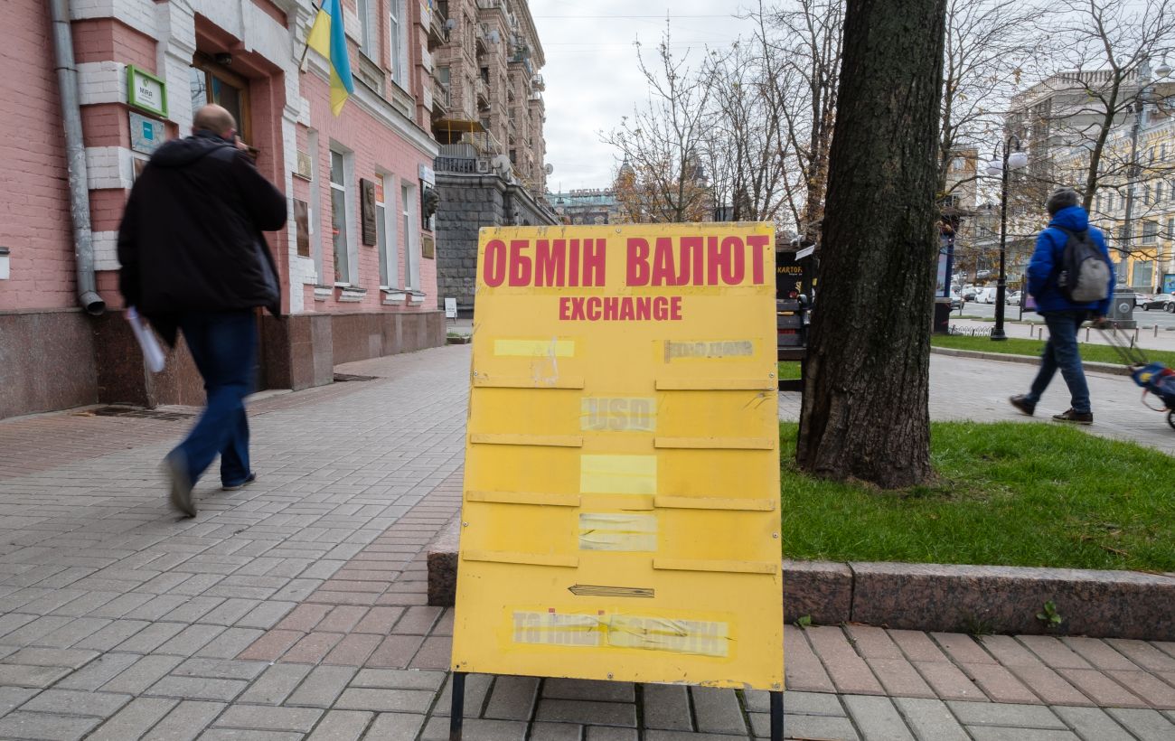 Обмінники підняли курс долара і опустили курс євро