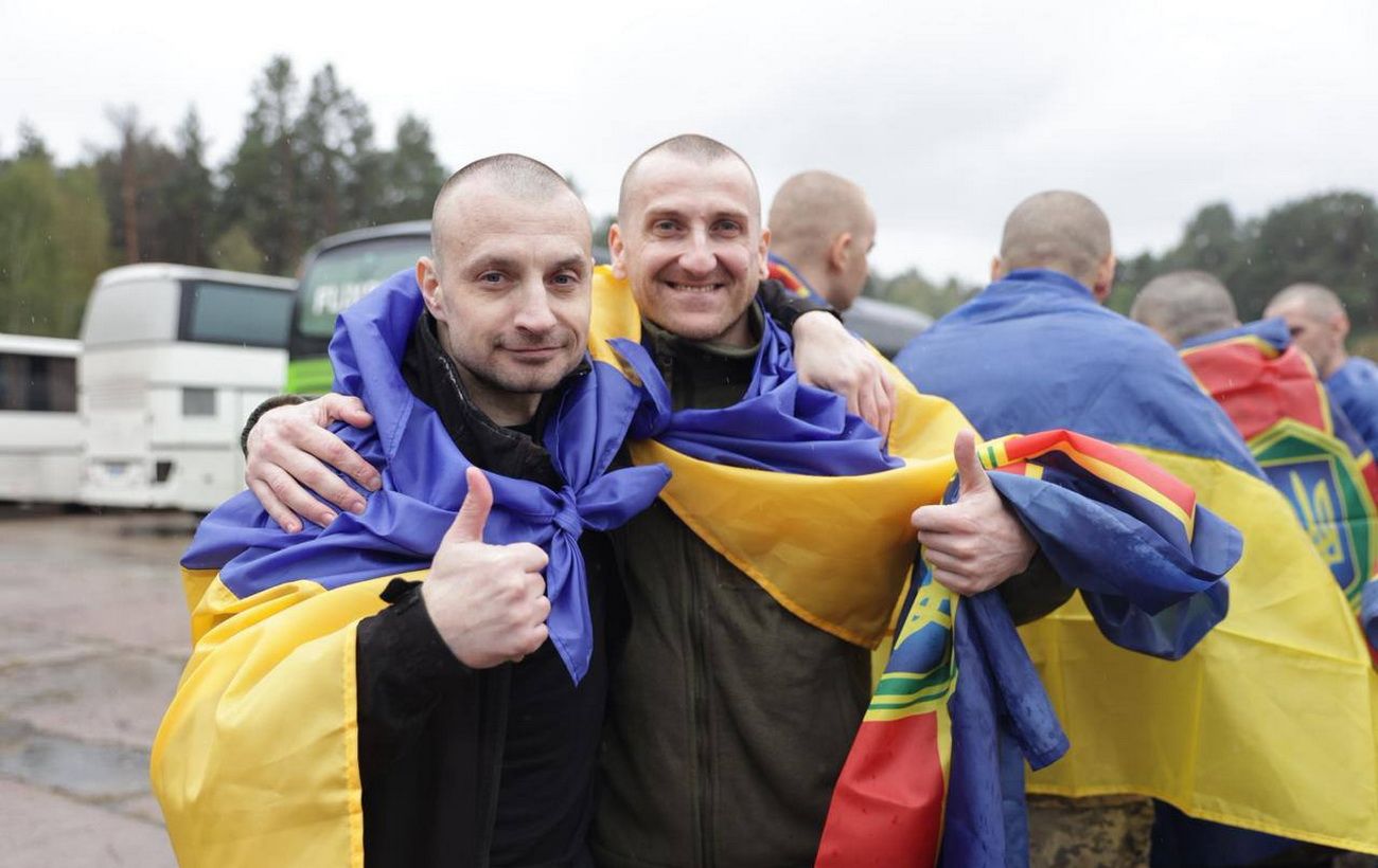 "Мала лише з фото знає тата". Репортаж РБК-Україна з обміну полоненими (відео)