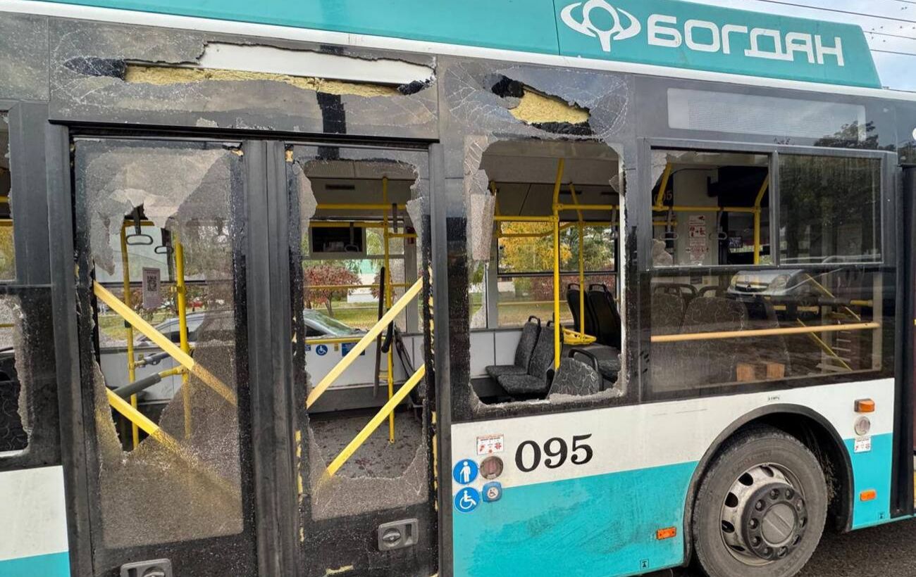 У Сумах під час атаки РФ пошкоджено тролейбус з людьми, є поранені