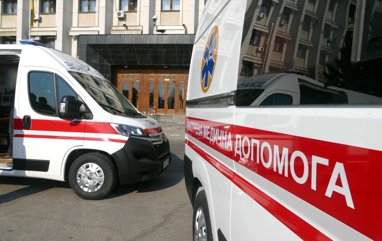 У центрі Дніпра вибухнув невідомий предмет у руках підлітка: його забрали до лікарні