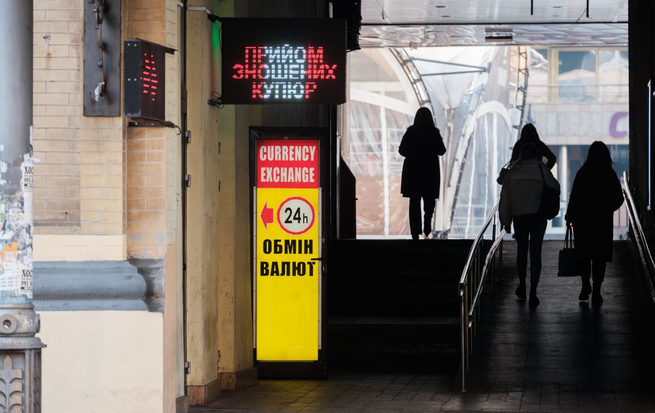 МВФ покращив прогноз щодо курсу: коли долар коштуватиме 50 гривень