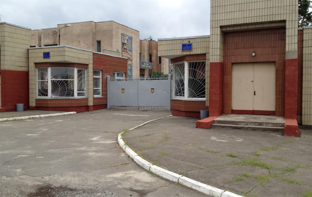 Ексклюзив чи фейк? Що відомо про скандал довкола умов збірного пункту на ДВРЗ у Києві