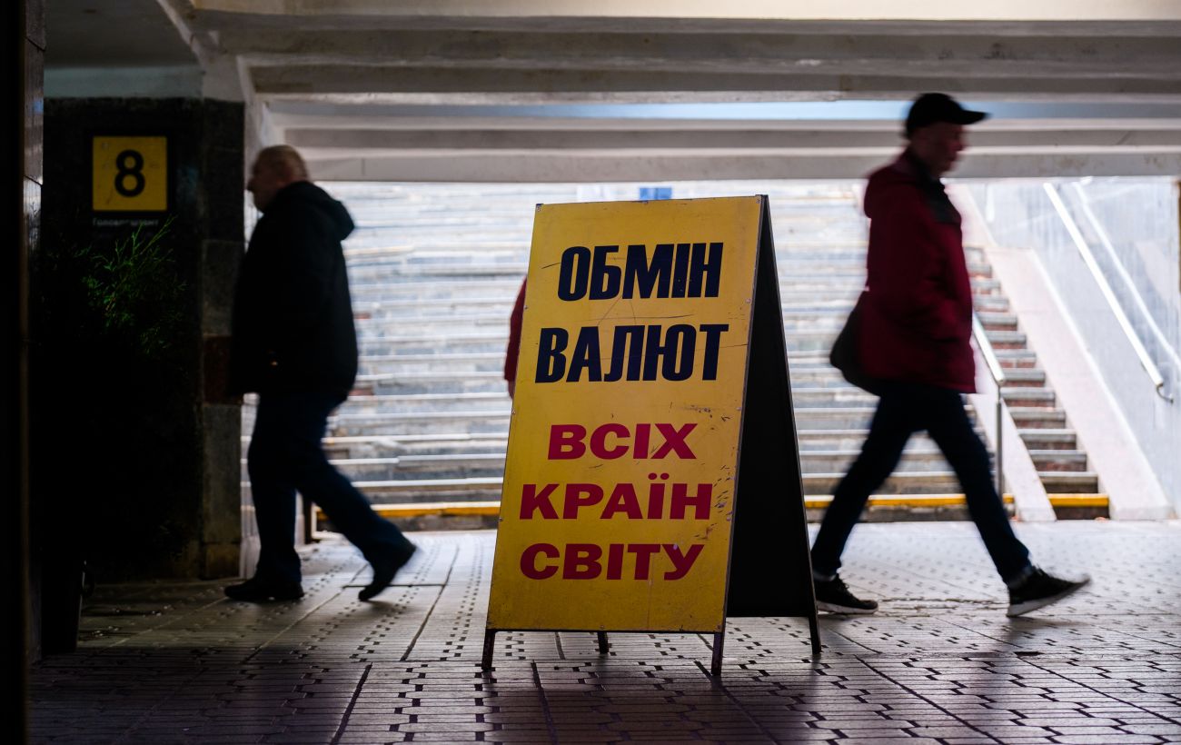 Долар подешевшав після тижневого зростання