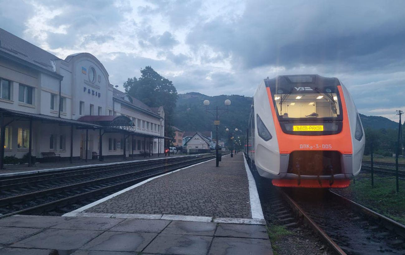 "Укрзалізниця" попереджає про зміни руху поїздів та затримки через обстріли