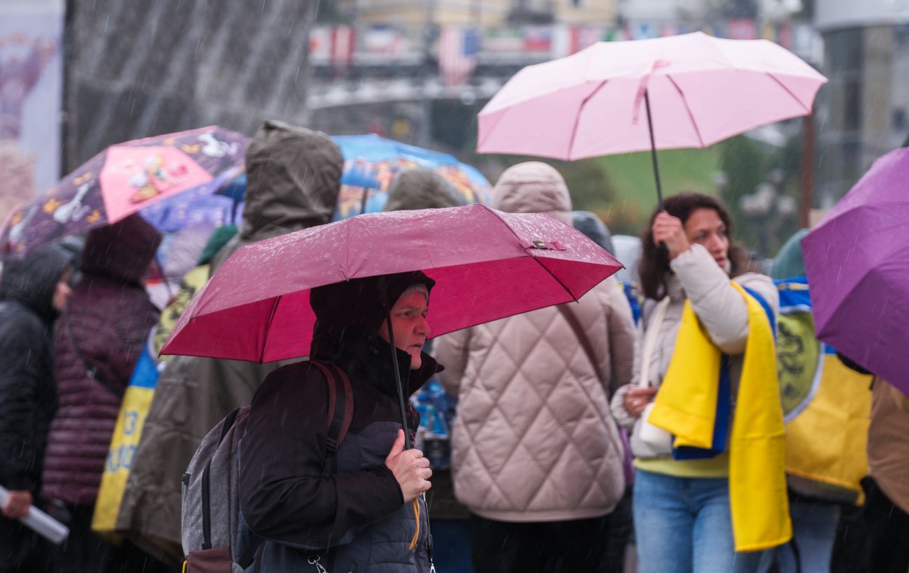 Дощ, мокрий сніг і пориви вітру: які області України накриє завтра негода