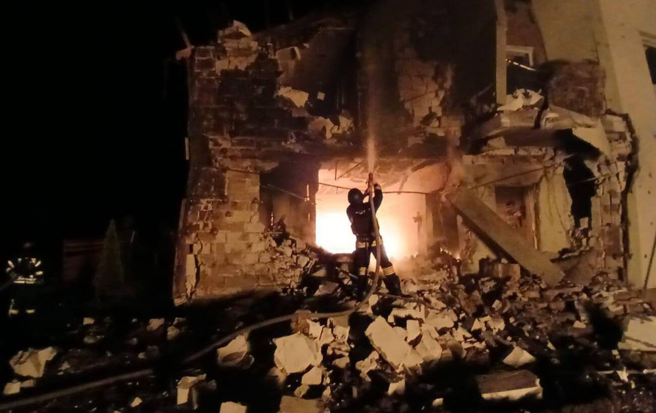 Атака дронів на Київщину: пожежі у будинках, знищені авто, поранена жінка