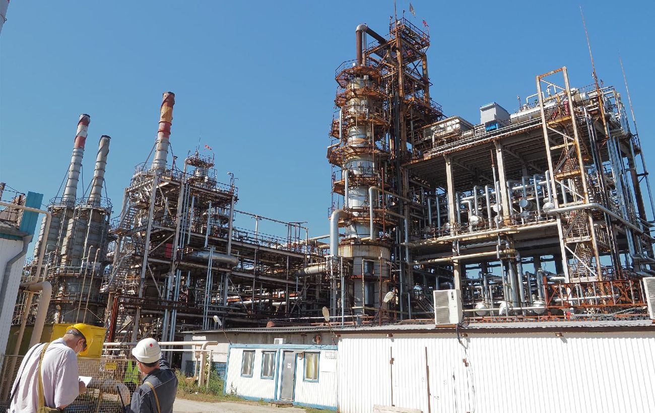 Російський нафтопереробний завод зупиняє потужності: що відомо
