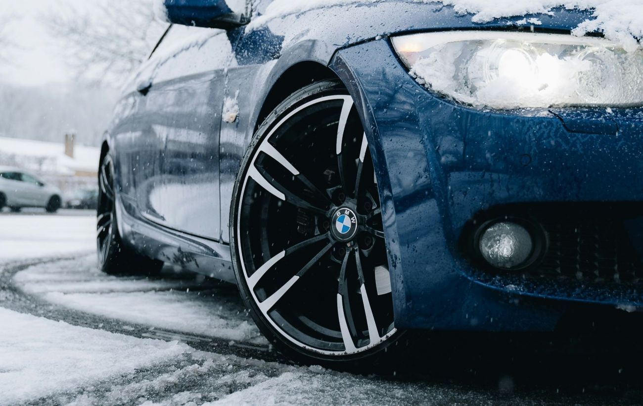 Як ширина протектора впливає на гальмівний шлях авто