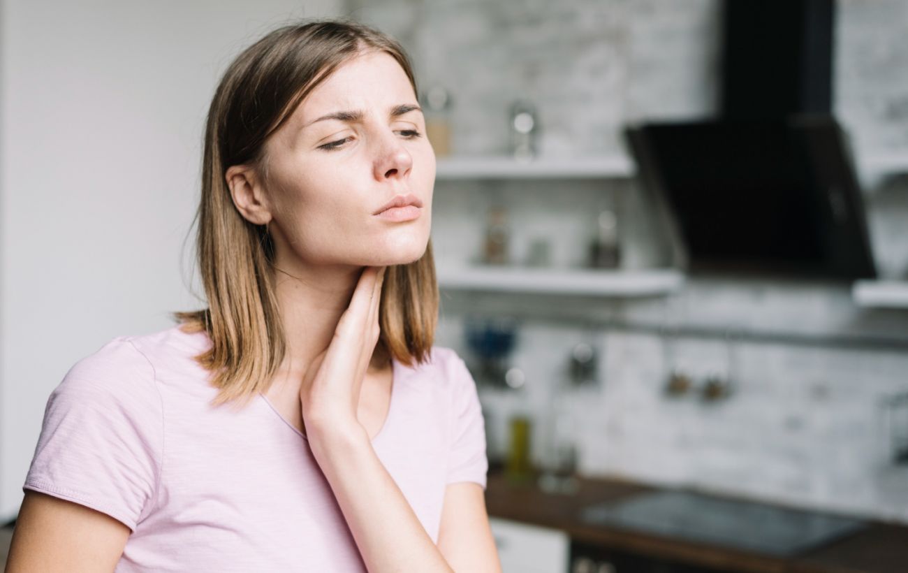 Болить горло? Уникайте цих 5 продуктів у своєму раціоні