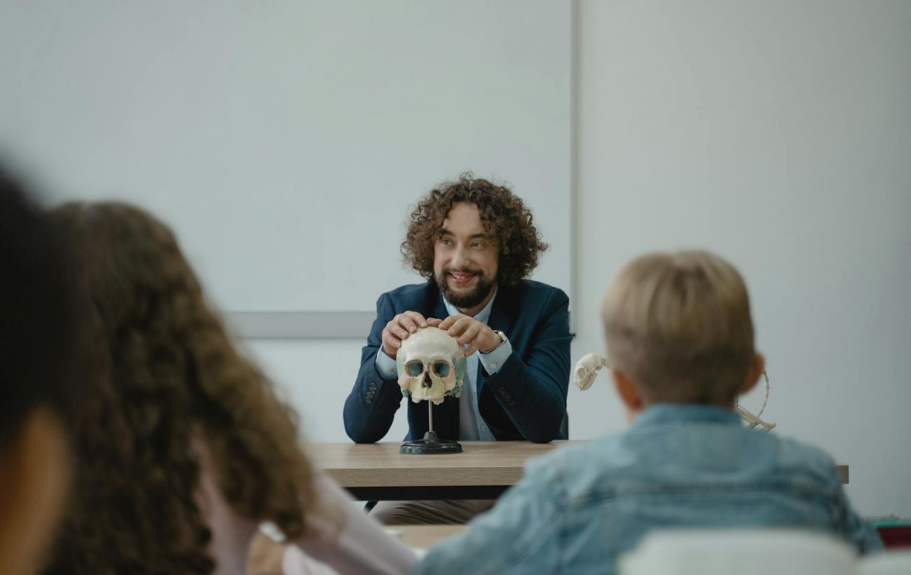 Учителям-чоловікам більше не потрібно йти до ТЦК: як подовжити відстрочку