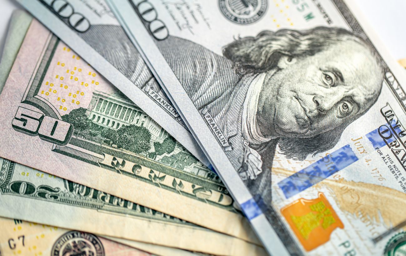 НБУ трохи знизив курс долара