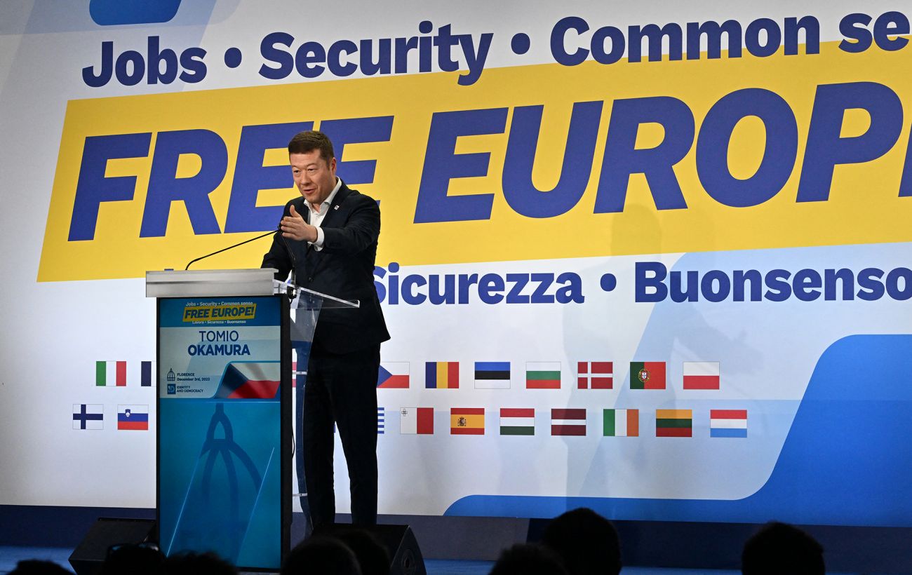 Окамура зняв прапор України з парламенту Чехії: розлючені депутати повісили три нових