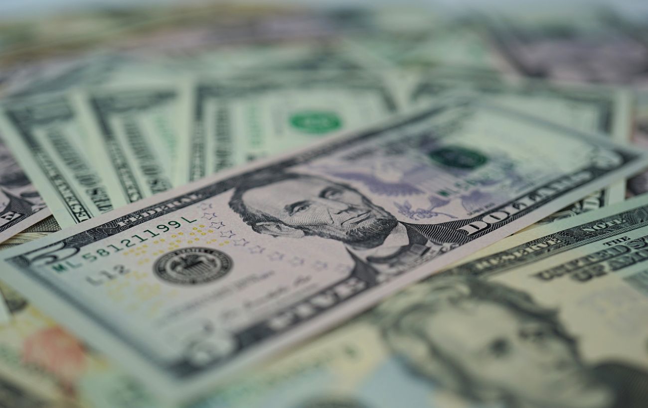 Долар дешевшає, євро йде вгору: які курси в обмінниках