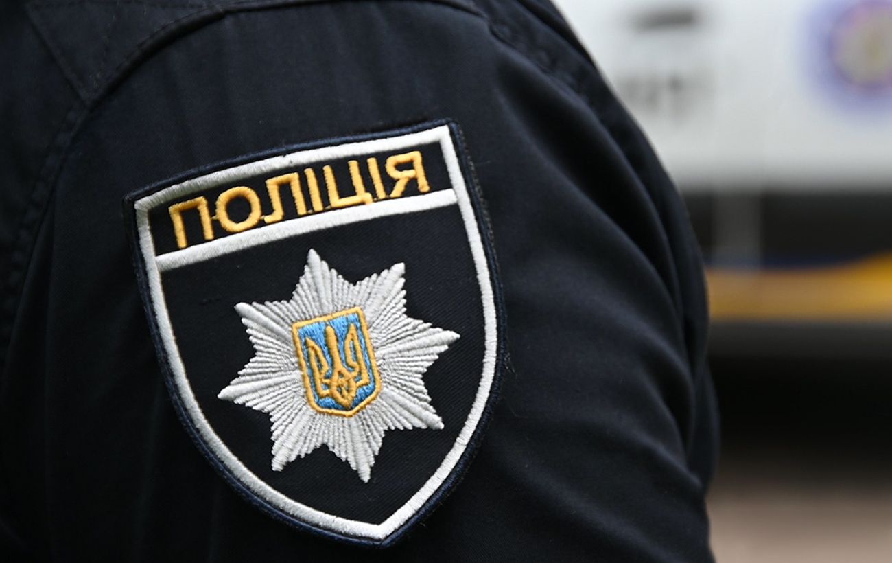 У Києві хлопець у формі поліції співав російські пісні: що йому тепер загрожує