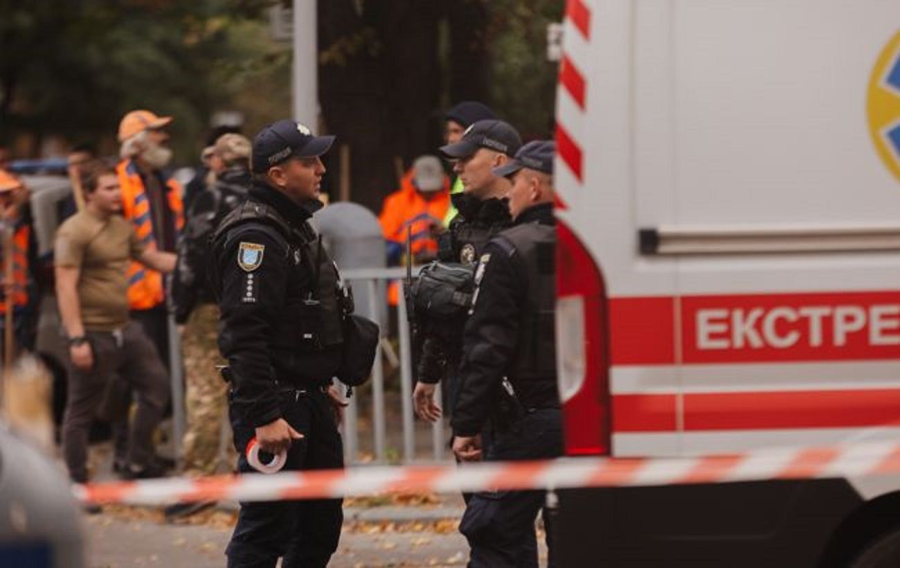 Росія вдарила по автовокзалу на Херсонщині та вбила чоловіка: ще одна дівчина поранена