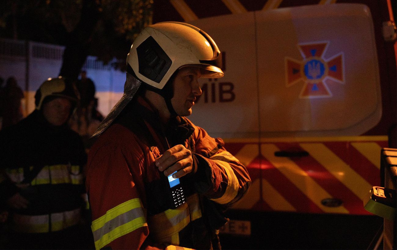 Падіння уламків дрону у дворі будинку, горять авто: наслідки ворожої атаки по Києву