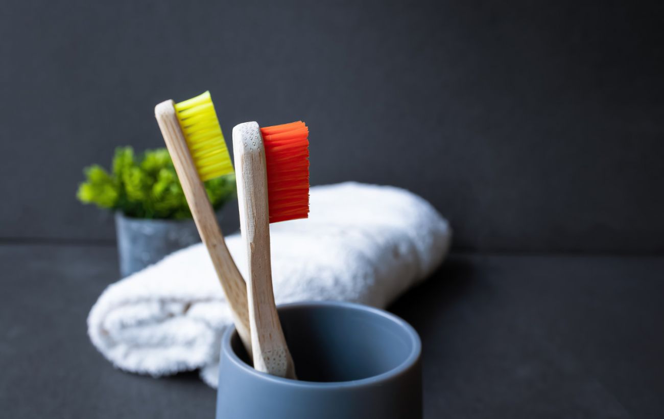 Як зберігати зубну щітку, щоб не шкодити собі