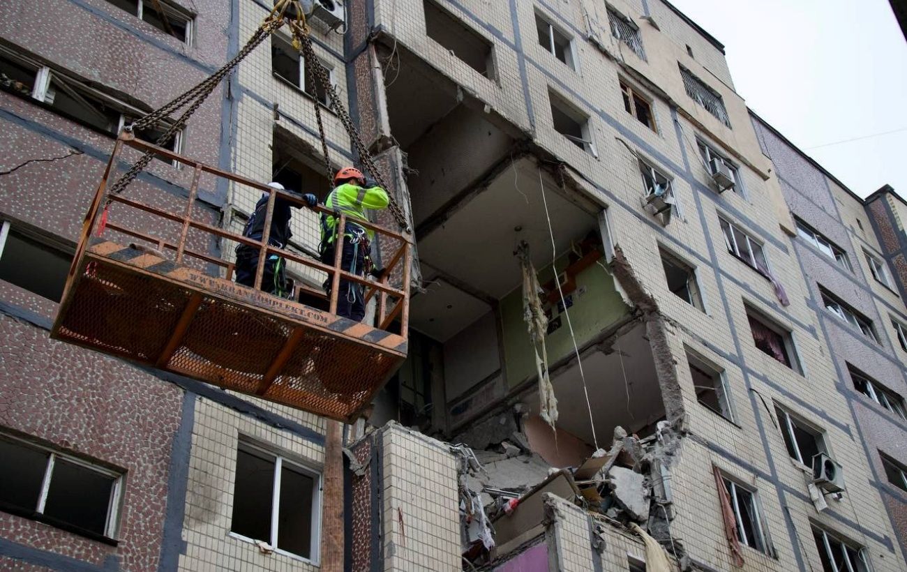 Після атаки РФ у Дніпрі двоє людей не виходять на зв'язок